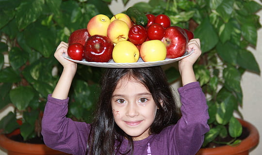 fruct, sus, și, fructe în jos, fată, fericit, copii, colorat, mâncat sănătos, alimente, portret, mancare si bautura, o persoana, copil, copilărie, fete, femele, bunăstare, descendenți, femei, lovitură de cap, vedere din față, prospeţime, deținere, privind camera, parte a corpului, nevinovăţie, păr, coafura, brațul uman, mână, brațele ridicate, copil pre-adolescent, 5K, CC0, domeniu public, fără drepturi de autor