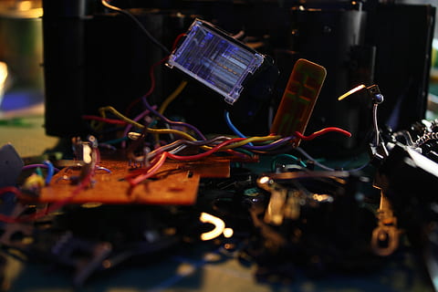 teknisk, kredsløbsplade, elektronik, gammel, genbrug, optik, kamera, blitz, kobling, sprængning, isärplockad, åben, tæt på, selektiv fokusering, ingen mennesker, indendørs, teknologi, udstyr, kabel, forbindelse, maskineri, elektronikindustrien, valg, dag, computerudstyr, variation, musik, kompleksitet, stilleben, kunstkultur og underholdning, elektrisk komponent, elektrisk udstyr, 4K, CC0, offentligt domæne, royaltyfrie
