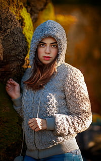 fotografi kvinde, iført, grå, pelsjakke med pels, portræt, Skov, model, womat, kigger på kameraet, en person, ung voksen, fokus på forgrunden, rigtige mennesker, unge kvinder, fritidsaktivitet, livsstil, forfra, Kvinder, dag, stående, frisure, tøj, smuk kvinde, natur, skønhed, hår, udendørs, varme tøj, 1080P, CC0, offentligt domæne, royaltyfrie
