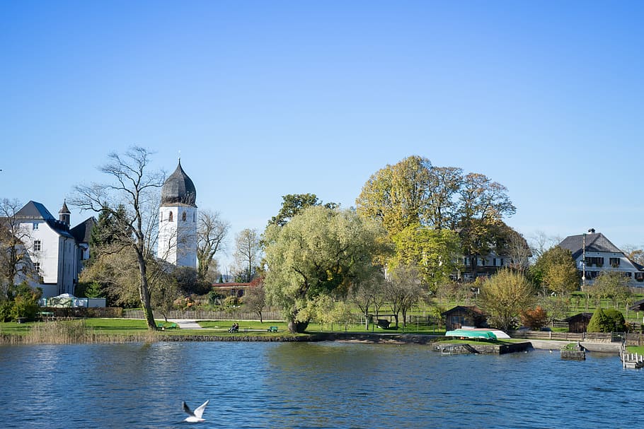 alpí, baviera, muntanyes, vista, chiemgau, chiemsee, dona chiemsee, illa dames, paisatge, baviera superior, rosenheim, vaixell, Enviament, festa, paisatge de vacances, vacances, Església, monestir, embarcacions, estiu, edifici, arquitectura, arbre, aigua, riu, arquitectura i edificis, estructura construïda, escena urbana, exterior de l'edifici, lloc famós, naturalesa, a l'aire lliure, llocs de viatges, cel clar, planta, cel, dia, davant del mar, llac, destinacions de viatge, cap gent, llum solar, bellesa a la natura, còpia espai, 5K