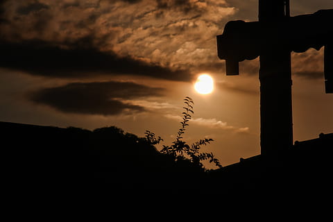 silhuet, kryds, top, tag, sol, skygge, solnedgang, himmel, symbol, kristen, sky - himmel, natur, ingen mennesker, skønhed i naturen, scenics - natur, udendørs, rolig scene, ro, bygget struktur, arkitektur, orange farve, lav vinkel visning, mørk, kopiere plads, idyllisk, belyst, 1080P, CC0, offentligt domæne, royaltyfrie