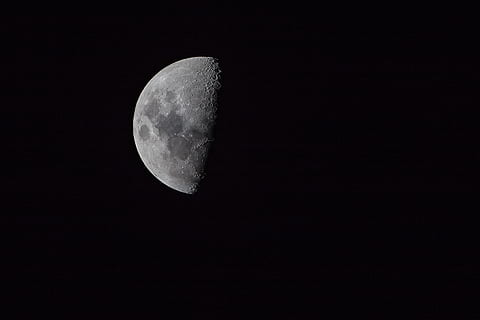 espai, galàxia, lluna, eclipsi, decreixent, teleobjectiu, zoom, celestial, astronomia, cel, nit, Lluna planetària, superfície de la lluna, Mitja lluna, naturalesa, cap gent, vista d’angle baix, bellesa a la natura, còpia espai, espai i astronomia, escenics - natura, tranquil·litat, fosc, ciència, escena tranquil·la, idíl·lic, astrologia, fons negre, llum de la lluna, 4K, CC0, domini públic, lliure de regalies