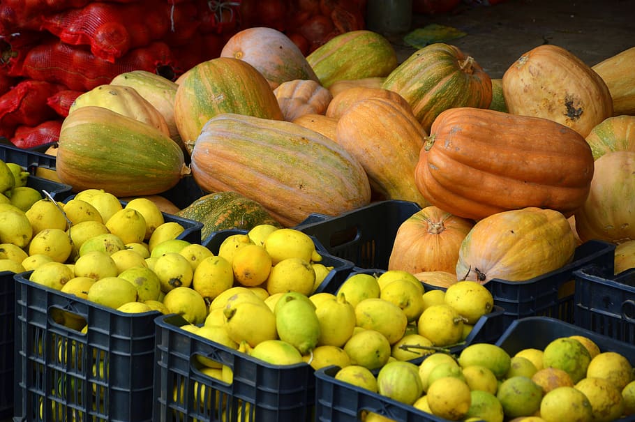 fruita, verdures, carabasses, llimones, menjar, mercat, caixes, menjar i beguda, alimentació saludable, frescor, benestar, gran grup d'objectes, Paradeta, venda al detall, elecció, abundància, a la venda, vegetals, cap gent, carbassa, variació, dia, groc, caixa, a l'aire lliure, venda, visualització al detall, 5K