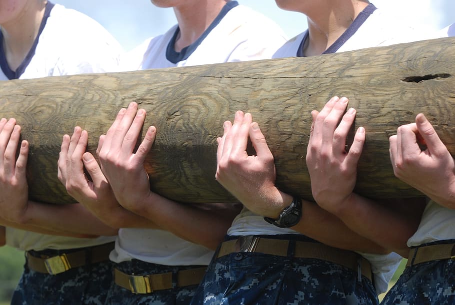 person, transporterer, Brun, træ-, stolpe, log, bedrift, herrer, træning, dyrke motion, uddannelse, militær, flåde, uden for, tung, anstrengelse, rigtige mennesker, mennesker, menneskelig hånd, livsstil, menneskelig kropsdel, dag, Kvinder, hånd, forfra, midsection, gruppe af mennesker, stående, voksen, fritidsaktivitet, kropsdel, natur, hunner, uigenkendelig person, uniform, 2K