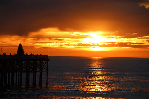 Sonnenuntergang, Küstenstrand, Ozean, Strand, Meer, orange Farbe, wolke - himmel, szenen, Reflexion, Himmel, Wasser, Szenen - Natur, Schönheit in der Natur, Horizont, Horizont über Wasser, Ruhe, ruhige Szene, Natur, die Architektur, idyllisch, Silhouette, gebaute Struktur, keine Leute, 5K, CC0, gemeinfrei, lizenzfrei