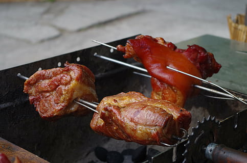 carn, graella, cocció, menjar, menjar i beguda, frescor, Barbacoa, a la graella, preparació, centrar-se en primer pla, calor - temperatura, cap gent, primer pla, vista d’angle alt, carn de porc, a l'interior, dia, llest per menjar, carn processada, salsitxa, pinxo, preparar el menjar, carn blanca, safata, sopar, 4K, CC0, domini públic, lliure de regalies