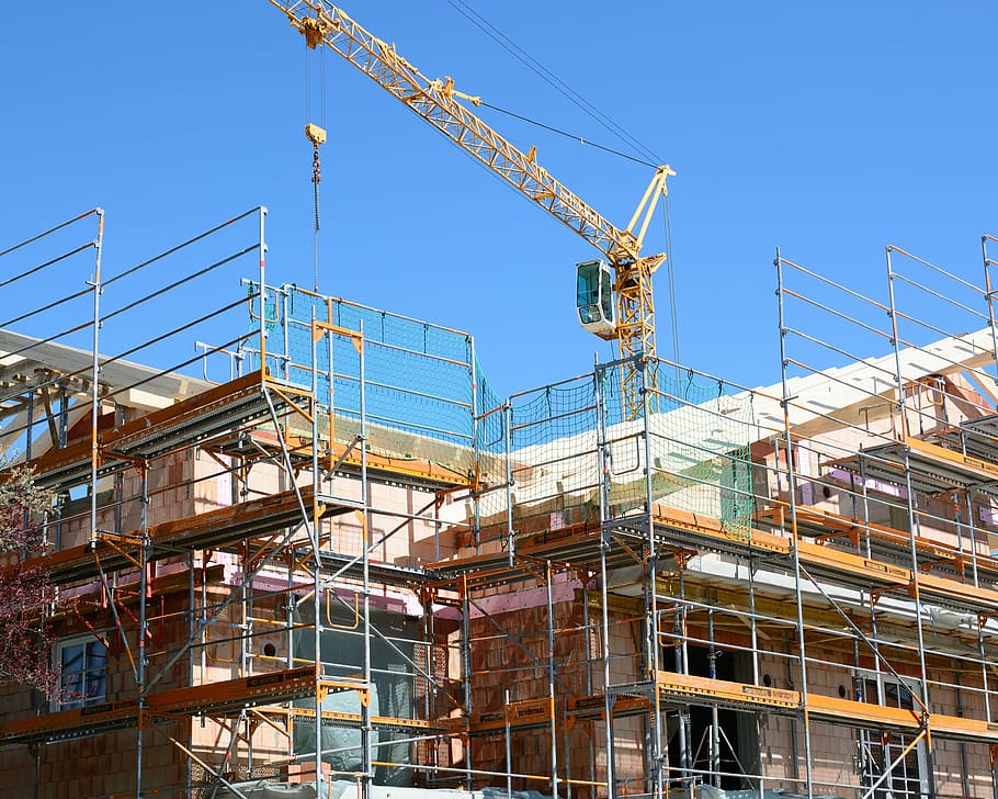 grua groga, artesania, treball, construir, artesania, treballar, lloc, treball de construcció, construcció, casa, en graduat, grues, expansió, conversió, shell, indústria, arquitectura, lloc de construcció, desenvolupament, acer, marc de construcció, industria de la construcció, maquinària, grua - maquinària de construcció, bastides, incomplet, cel, estructura construïda, cel clar, naturalesa, vista d’angle baix, exterior de l'edifici, dia, metall, cap gent, a l'aire lliure, blau, equips de construcció, concret, 4K