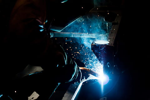 la personne, en utilisant, Machine de soudage, soudage, soudeur, travail, machine, La technologie, usine, L'industrie, production, le dispositif, entreprise, métal, industriel, travail des métaux, acier, usinage, acier inoxydable, atelier, lumière, des étincelles, Vrais gens, à l'intérieur, Occupation, personnes, illuminé, nuit, Hommes, compétence, fumée - structure physique, jouissance, lumière - phénomène naturel, mouvement, vue arrière, adulte, vie nocturne, performance, industrie métallurgique, 2K, CC0, domaine public, libre de droits