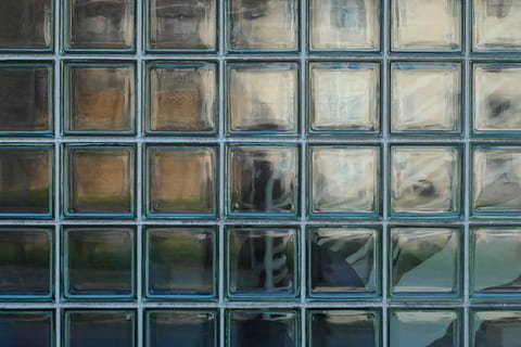 paret de vidre gris, blocs de vidre, gris, marc, finestra, vidre, quadrats, patró, reflexió, marc complet, fons, vidre - material, forma, transparent, cap gent, forma geomètrica, forma quadrada, disseny, arquitectura, edifici, repetició, a l'aire lliure, primer pla, en fila, costat a costat, quadrícula, 4K, CC0, domini públic, lliure de regalies