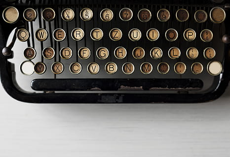 macchina da scrivere nera, nero, QWERTY, tampone, alfabeti, antico, autore, dati, documento, editoriale, informazione, tastiera, macchina, Messaggio, nessuno, vecchio, carta, pubblicare, retrò, storia, stile, genere, dattiloscritto, macchina da scrivere, Vintage ▾, Scrivi, scrittore, vecchio stile, in stile retrò, obsoleto, singolo oggetto, nostalgia, attrezzatura, girato in studio, sfondo bianco, avvicinamento, in casa, natura morta, tecnologia, testo, comunicazione, lettera, grande gruppo di oggetti, alfabeto, tavolo, di fila, vista dall'alto, preparativi, lettera maiuscola, premi il bottone, 5K