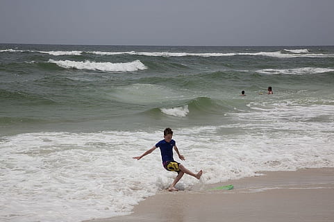 plaża, fale, surfować, ocean, dziecko, gra, chłopak, piasek, zrelaksować się, Wybrzeże, woda, linia brzegowa, szczęśliwy, wakacje, morze, ruch, fala, sport, spędzania wolnego czasu, wylądować, surfing, sport wodny, pełna długość, Natura, ludzie, piękno natury, styl życia, mężczyźni, przygoda, na dworze, 1080P, CC0, domena publiczna, darmowe zdjęcia