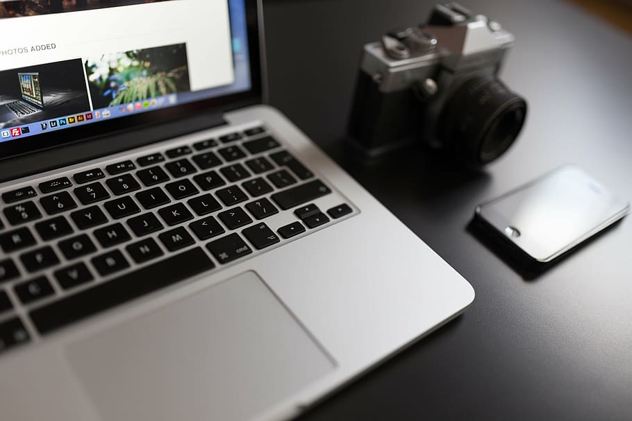 MacBook, taula, iphone, càmera dslr, tancar, foto, pro, al costat, negre, pont, càmera, plata, s, portàtil, ordinador, mòbil, tecnologia, objectes, oficina, escriptori, negocis, creatiu, treball, tecnologia sense fils, teclat d’ordinador, comunicació, connexió, cap gent, a l'interior, indústria electrònica, equips informàtics, teclat, mobles, dispositiu d’informació portàtil, vista d’angle alt, primer pla, monitor d’ordinador, tir de l'estudi, natura morta, en blanc, 5K