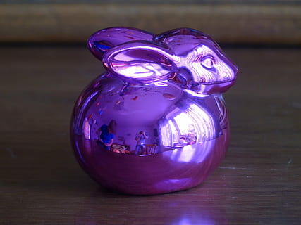 conill de Pasqua, llebre, Pasqua, vidre, porpra, violeta, brilli, art, deco, decoració, decoratiu, taula, natura morta, a l'interior, vidre - material, primer pla, cap gent, transparent, contenidor, material de fusta, blau, centrar-se en primer pla, color rosa, brillant, jar, esfera, disseny, art i artesania, elecció, luxe, 4K, CC0, domini públic, lliure de regalies