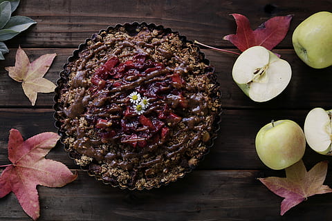 copt, patiserie, maro, de lemn, suprafaţă, lângă, feliat, mere, bucate fierte, plăcintă, tort, măr, margaretă, floare, prospeţime, mancare si bautura, alimente, masa, în interior, natură moartă, gata să mănânce, mâncat sănătos, nici o persoana, lemn - material, carne, a închide, bunăstare, vedere în unghi mare, fruct, direct deasupra, plantă, planta cu flori, tăiere bord, ispită, 5K, CC0, domeniu public, fără drepturi de autor