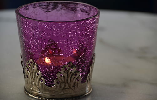 Kerze, Licht, Feuerflamme, Nacht-, Feuer, Flamme, Kerzenlicht, Abend, dekorativ, Nahansicht, keine Leute, Getränk, Trinkglas, drinnen, Tag, Haushaltsausstattung, Glas, Tabelle, Glas - Material, Essen und Trinken, Erfrischung, transparent, Fokus auf den Vordergrund, Frische, Stillleben, rot, lila, gesundes Essen, Natur, 4K, CC0, gemeinfrei, lizenzfrei
