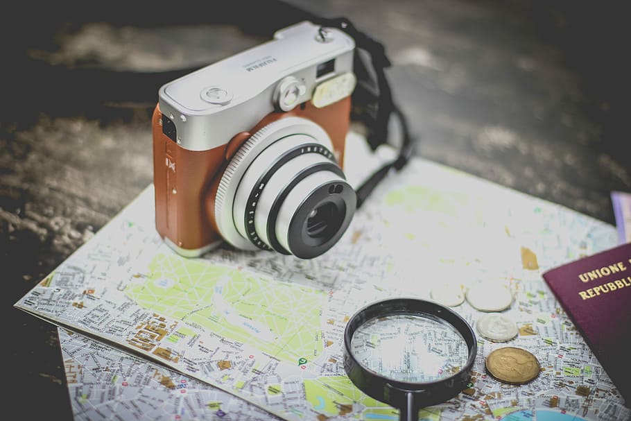 stříbrná kamera typu střílej a střílej, zeměpisné, mapa, stříbrný, hnědý, Fotoaparát, Černá, zvětšování, sklenka, starý, vinobraní, peníze, fotografická témata, vysoký úhel pohledu, text, fotoaparát - fotografické vybavení, stůl, západní skript, technologie, fotografické vybavení, sdělení, detail, uvnitř, stálý život, nikdo, digitální fotoaparát, aktivita, selektivní zaměření, zařízení, slr fotoaparát, 5K