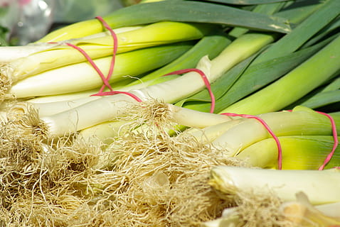 bundle of vegetables, Leeks, Vegetables, Vegetable Garden, food and drink, agriculture, green color, no people, close-up, food, vegetable, freshness, healthy eating, wellbeing, still life, market, for sale, raw food, selective focus, large group of objects, spring onion, high angle view, plant, tied up, day, 4K, CC0, public domain, royalty free