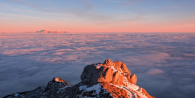 oben, Aussicht, Berg, Sonnenuntergang, Wolken, Himmel, Hintergrund, Orange, Nacht-, wunderschönen, Sonnenaufgang, Dämmerung, dramatisch, Natur, Farbe, golden, Gelb, Licht, Abend, Landschaft, wolkig, Gold, Sonne, Sonnenlicht, glühen, Wolkengebilde, hell, feurig, rot, Horizont, Schönheit, Epos, schwarz, natürlich, bunt, draussen, Meer, Szene, szenisch, Morgen, friedlich, Panorama, Schönheit in der Natur, Szenen - Natur, wolke - himmel, Rock, Rock - Objekt, solide, Ruhe, ruhige Szene, orange Farbe, Nicht-städtische Szene, idyllisch, Fernbedienung, Felsformation, Wasser, draußen, keine Leute, Gipfel, 5K, CC0, gemeinfrei, lizenzfrei