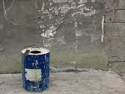 bouw, muur, muur gebouw, materiaal, factuur, vuilnis, vuilnisbak, kan, verontreiniging, recycling, muur - bouwfunctie, geen mensen, ingebouwde structuur, metaal, afvalbak, architectuur, verweerde, stilleven, oud, houder, verlaten, dag, verf, beschadigde, buitenkant van het gebouw, buitenshuis, vat - container, vuil, beton, verslechtering, 2K, CC0, publiek domein, royaltyvrij