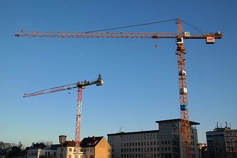 guindaste, construir, céu, baukran, local, trabalho de construção, guindaste de treliça, lança de guindaste, estrondo, novo ulm, vermelho, amarelo, guindaste - maquinaria de construço, indústria, ao ar livre, céu limpo, dia, máquinas, arquitetura, indústria de construção, estrutura construída, exterior do edifício, local de construção, natureza, desenvolvimento, máquinas de construção, ninguém, azul, cidade, construção, equipamento de construção, 5K, CC0, domínio público, royalty free