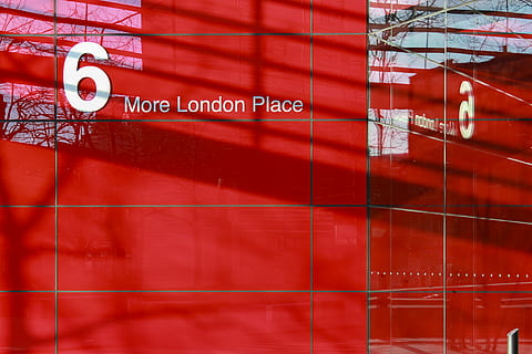 6, ロンドンの場所のテキスト, 赤, 建築, コミュニケーション, テキスト, 無人, 建造物, 建物の外観, 西洋文字, ローアングルビュー, 安全性, 符号, 日, 屋外, セキュリティ, 法律, 緊急, 保護, 事故や災害, エントランス, 壁 - 建物の特徴, 4K
