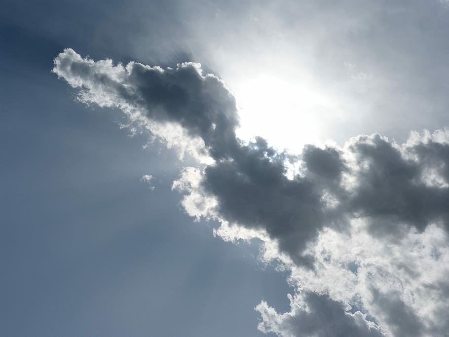 cieli oscuri, nuvole scure, nuvole, nuvole di tempesta, tempo metereologico, natura, cielo, tuono, sfondi, Cloudscape, nuvola - cielo, cielo drammatico, blu, giorno, Inquadratura dal basso, raggio di sole, luce del sole, bellezza nella natura, ambiente, all'aperto, Paradiso, vento, idilliaco, nessuno, scenics - natura, la tranquillità, meteorologia, morbidezza, luminosa, wispy, clima, 4K
