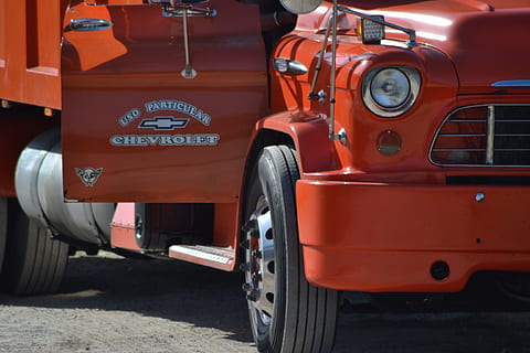 Cuba, auto, vecchi tempi, chevrolet, rosso, dettaglio, rarità, camion, ruota, urgenza, autopompa, pneumatico, all'aperto, modo di trasporto, veicolo terrestre, mezzi di trasporto, giorno, nessuno, veicolo a motore, città, numero, stazionario, luce del sole, colore arancione, viaggio, testo, 4K, CC0, dominio pubblico, privo di copyright
