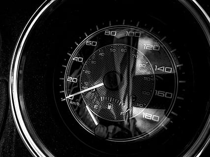 fotografia in scala di grigi ravvicinata, contagiri del veicolo, tavolo, chilometraggio, motociclo, velocità, ago, nero, nero bianco, bianco e nero, Immagine, avvicinamento, forma, cerchio, nessuno, forma geometrica, modo di trasporto, mezzi di trasporto, auto, tecnologia, veicolo a motore, numero, in casa, veicolo terrestre, macchina fotografica - attrezzatura fotografica, strada, metallo, tachimetro, vista dall'alto, riflessione, vetro - materiale, ruota, 4K, CC0, dominio pubblico, privo di copyright