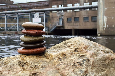 rock, equilibrar, zen, apilar, armonía, relajación, presa, naturaleza, piedra - objeto, estabilidad, Guijarro, roca - objeto, arquitectura, estructura construida, centrarse en primer plano, nadie, agua, sólido, exterior del edificio, día, al aire libre, edificio, de cerca, río, como zen, 2K, CC0, dominio público, libre de derechos