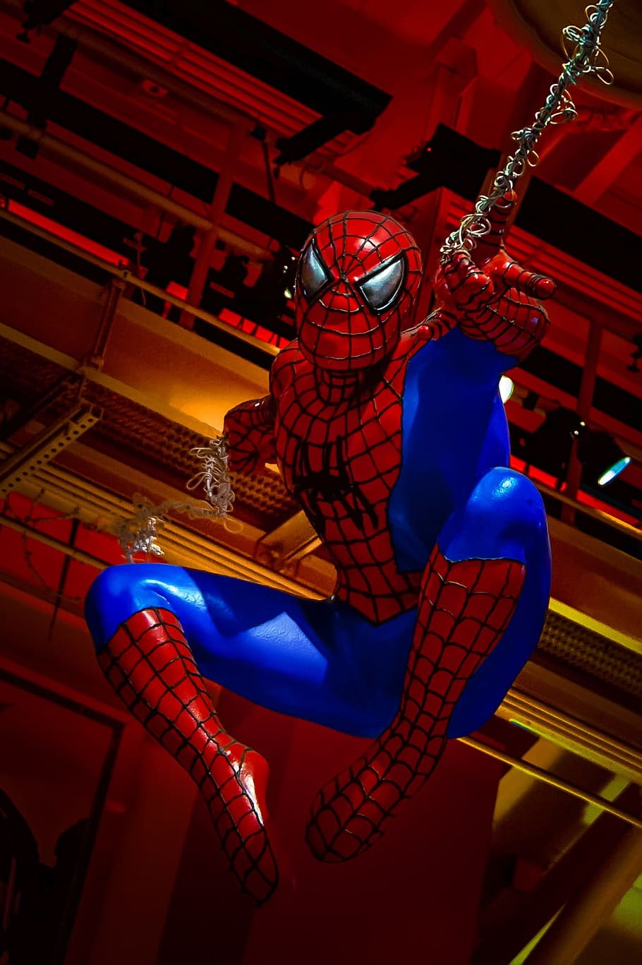 fons de pantalla digital home-aranya, Spiderman. Home-aranya, heroi, còmic, representació, vermell, a l'interior, vista d’angle baix, il·luminat, inclinació, arquitectura, representació humana, gent, estructura construïda, nit, escultura, cultura i entreteniment artístic, estàtua, tres quarts de longitud, penjant, celebració, boca oberta, sostre, 1080P
