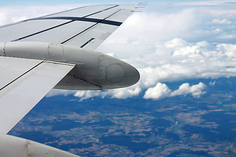 Weiß, Flugzeug, fliegend, Wolken, tagsüber, Ebene, Flügel, Flug, Reise, Transport, Himmel, Aussicht, Antenne, wolke - himmel, Tag, keine Leute, draußen, Natur, Nahansicht, Luftfahrzeug, Transportmittel, Flugzeugflügel, Umgebung, Technologie, Wolkengebilde, Blau, Bewegung, Luftaufnahme, Luft-und Raumfahrtindustrie, 4K