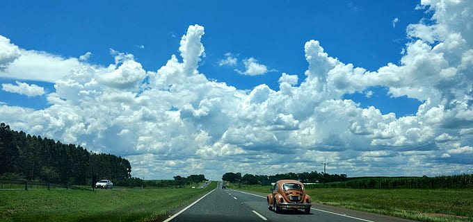 strada, nuvole, sentiero, paesaggio, mattina, turismo, cielo, nuvola - cielo, mezzi di trasporto, blu, colpo alla testa, modo di trasporto, veicolo a motore, auto, natura, pianta, veicolo terrestre, guida, albero, in movimento, movimento, erba, ambiente, giorno, all'aperto, persone, viaggio su strada, 4K, CC0, dominio pubblico, privo di copyright
