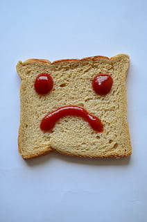 pão com ketchup, pão, triste, risonho, brindar, pão para torrar, Comida, nutrição, branco, refeição, dieta, lanche, ketchup, único objeto, comida e bebida, fatia, tiro do estúdio, dentro de casa, fundo branco, frescura, ainda vida, Cortar fora, ninguém, fechar-se, pão torrado, bem-estar, emoção, Alimentação saudável, vermelho, emoção positiva, café da manhã, tentação, 4K, CC0, domínio público, royalty free