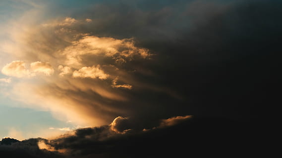 nubes, oscuro, luz, ligero, naturaleza, al aire libre, escénico, cielo, tormenta, clima, nube - cielo, belleza en la naturaleza, paisajes - naturaleza, tranquilidad, escena tranquila, nadie, paisaje de nubes, cielo dramático, vista de ángulo bajo, nublado, nube de tormenta, idílico, puesta de sol, luz del sol, meteorología, poder en la naturaleza, 5K, CC0, dominio público, libre de derechos