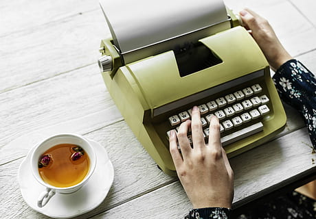 donna che utilizza la macchina da scrivere, macchina da scrivere, tè, mano, chiavi, retrò, Vintage ▾, scrittura, blogging, blogger, tazza e piattino, dattilografo, spazio di lavoro, creativo, tastiera, Tech, tecnologia, persona, scrittore, Scrivi, lavoro, tavolo, tazza, bere, boccale, cibo e bevande, caffè, mano umana, una persona, caffè - bevanda, tazza di caffè, rinfresco, vista dall'alto, comunicazione, parte del corpo umano, in casa, adulto, detenzione, mobilia, vasellame, 2K, CC0, dominio pubblico, privo di copyright
