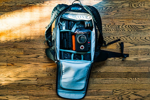 fotografia piatta, fotocamera dslr, zaino, parquet in legno, grigio, borsa fotografica, Marrone, di legno, pannello, Ingranaggio, lente, telecamera, attrezzatura, pavimento, legna, luce del sole, dall'alto al basso, fotografia, tecnologia, Tech, sony a7rii, borsa tecnica, regista, le riprese, rosso, sigma, rokinon, len, tavolo, legno - materiale, in casa, pavimentazione, natura morta, pavimento in legno, nessuno, vista dall'alto, macchina fotografica - attrezzatura fotografica, temi fotografici, avvicinamento, direttamente sopra, blu, modello, in stile retrò, singolo oggetto, Camera digitale, 8K, CC0, dominio pubblico, privo di copyright