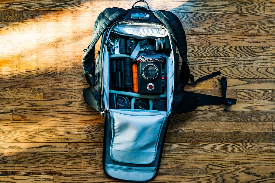 fotografia piatta, fotocamera dslr, zaino, parquet in legno, grigio, borsa fotografica, Marrone, di legno, pannello, Ingranaggio, lente, telecamera, attrezzatura, pavimento, legna, luce del sole, dall'alto al basso, fotografia, tecnologia, Tech, sony a7rii, borsa tecnica, regista, le riprese, rosso, sigma, rokinon, len, tavolo, legno - materiale, in casa, pavimentazione, natura morta, pavimento in legno, nessuno, vista dall'alto, macchina fotografica - attrezzatura fotografica, temi fotografici, avvicinamento, direttamente sopra, blu, modello, in stile retrò, singolo oggetto, Camera digitale, 8K