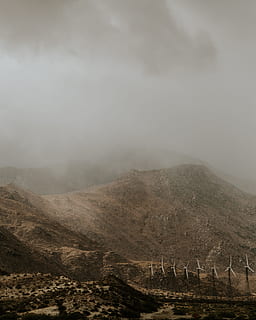 hvid, vindturbine, ved siden af, bjerg, vindmøller, grå, overskyet, himmel, pathway, bakker, skyer ovenfor, Sky, tåge, turbine, natur, landskab, bakke, scenics, vejr, sky - himmel, landlige scene, miljø, scenics - natur, rolig scene, ingen mennesker, skønhed i naturen, ro, bjergkæde, ikke-urbane scene, dag, rejsemål, jord, udendørs, fjern, 4K, CC0, offentligt domæne, royaltyfrie