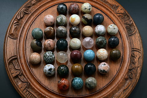 solitaire, jouer, logiquement, saut, des balles, tactique, loisir, les taux, jeu d'ermite, jeu de plateau, aliments, Nourriture et boisson, à l'intérieur, personne, nature morte, fraîcheur, bois - matériau, directement au-dessus, alimentation saine, fruit, récipient, grand groupe d'objets, vue grand angle, bien-être, fermer, assiette, table, myrtille, prêt à manger, bol, 4K, CC0, domaine public, libre de droits