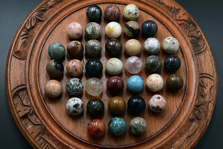 solitari, jugar, lògicament, saltar, pilotes, tàctiques, oci, tarifes, joc ermità, joc de taula, menjar, menjar i beguda, a l'interior, cap gent, natura morta, frescor, material de fusta, directament a sobre, alimentació saludable, fruita, contenidor, gran grup d'objectes, vista d’angle alt, benestar, primer pla, placa, taula, nabiu, llest per menjar, bol, 4K