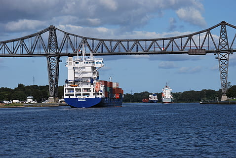 tecnologia, arquitectura, edifici, pont, acer, construcció, trànsit, Enviament, aigua, canal, rendsburg, transport, vaixell nàutic, cel, estructura construïda, connexió, naturalesa, núvol - cel, indústria, manera de transport, davant del mar, pont - estructura feta per l'home, vaixell portacontenidors, transport de mercaderies, dia, contenidor de càrrega, cap gent, a l'aire lliure, embarcacions de passatgers, badia, 4K, CC0, domini públic, lliure de regalies