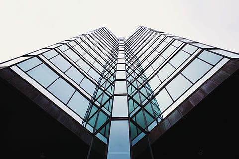 Průhledná, reflexe skleněné budovy, skleněné okno, sklenka, budova, odraz, jasně, okno, architektura, sklo - materiál, mrakodrap, kancelářská budova, moderní, stavba, futuristický, podnikání, městské scény, exteriér budovy, věž, ocel, modrý, centrální čtvrti, fasáda, město, stavební průmysl, geometrický tvar, vysoká - vysoká, nebe, nízký úhel pohledu, nikdo, čisté nebe, vzor, Příroda, tvar, kancelářská budova exteriér, den, design, kancelář, venku, přímo pod, slitina, 1080P, CC0, veřejná doména, bez autorských práv