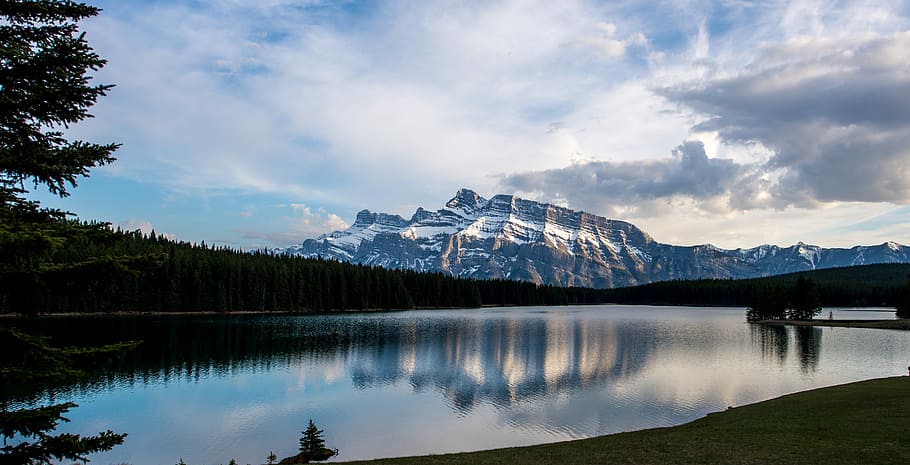 Foto, bjergkæde, dækket, sne, panoramafotografering, bjerg, reflekterende, legeme, vand, sø, træ, Skov, rejse, natur, himmel, Sky, landskab, to jack, Canada, alberta, scenics - natur, skønhed i naturen, afspejling, sky - himmel, miljø, plante, rolig scene, ro, ingen mennesker, udendørs, nåletræ, snedækket bjerg, bjergtop, fyrretræ, fyrreskov, 5K