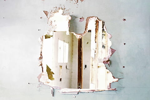 foto, brūna, sienas, balts, caurums, salauzts, smashed, bojāts, vecs, nav cilvēku, sienu veidošanas funkcija, tuvplāns, pīlings, ieplaisājis, iznīcināšana, netīrumi, netīrs, telpās, arhitektūra, krāsas, balta krāsa, uzbūvēta struktūra, laika apstākļi, eksplodējošs, izpostīta, laušana, 5K, CC0, publiskais domēns, bez atlīdzības
