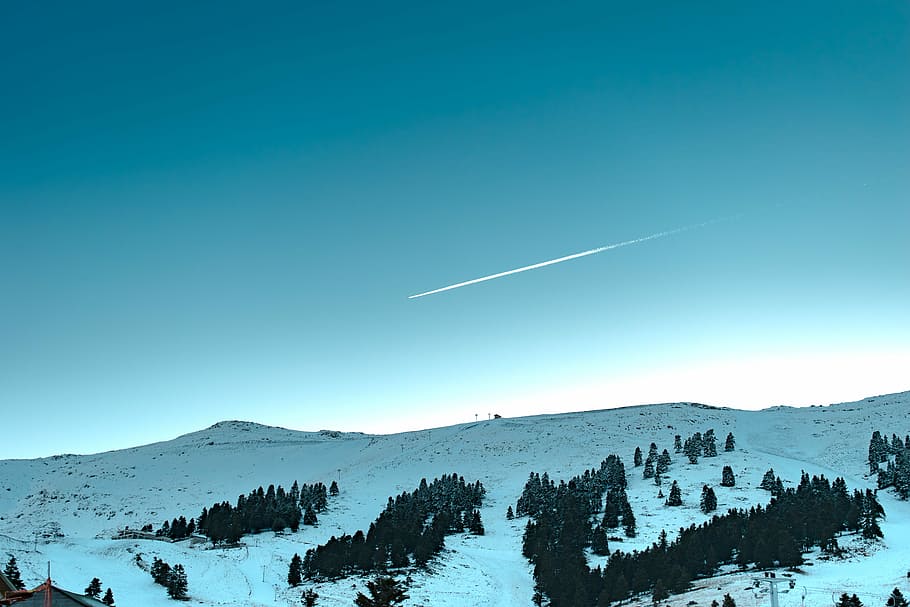 montagne, verde, alberi, blu, cielo, giorno, la neve, capped, campo, notte, buio, albero, bosco, scia di vapore, montagna, inverno, scenics - natura, bellezza nella natura, temperatura fredda, natura, scena tranquilla, nessuno, catena montuosa, nuvola - cielo, scena non urbana, la tranquillità, pianta, ambiente, montagna innevata, picco di montagna, 5K