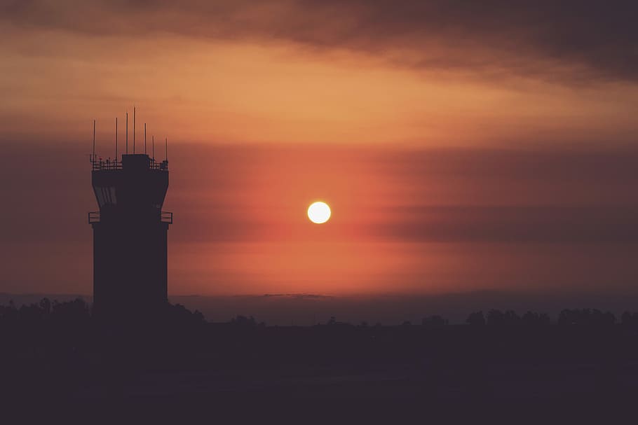 Silhouette, Turm, golden, Std, Silhouette Fotografie, Sonnenuntergang, Sonne, roter Himmel, Himmel, Dämmerung, Horizont, Kontrollturm, Orange, rot, Rauch, Wolke, Transport, Flughafen, Schönheit in der Natur, Szenen - Natur, orange Farbe, gebaute Struktur, ruhige Szene, wolke - himmel, Natur, Gebäudehülle, keine Leute, Ruhe, die Architektur, idyllisch, draußen, Beratung, Sicherheit, 5K