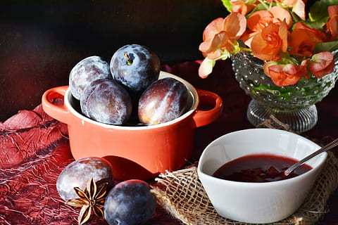 Pflaumen, runden, rot, Kasserolle, Obst, Marmelade, violett, Süss, lila vorbei, Essen, Koch, einkochen, langlebig machen, Gelee, gelierender Zucker, Zucker, Frühstück, Essen und Trinken, gesundes Essen, Lebensmittel, Schüssel, Wohlbefinden, drinnen, keine Leute, Frische, Haushaltsausstattung, Küchenutensilien, Blume, Beerenfrucht, Vase, Natur, Gemüse, Stillleben, Meeresfrüchte, Tabelle, blühende Pflanze, Geschirr, 4K, CC0, gemeinfrei, lizenzfrei