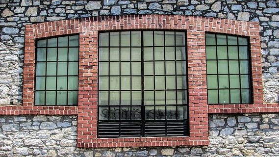 finestra, mattone, vecchio, fabbrica, rinnovamento, architettura, città vecchia, urbano, Volos, Grecia, esterno dell'edificio, struttura costruita, all'aperto, nessuno, costruzione, parete, giorno, Casa, caratteristica della parete, vetro - materiale, muro di mattoni, quartiere residenziale, chiuso, modello, metallo, riflessione, telaio della finestra, 4K, CC0, dominio pubblico, privo di copyright