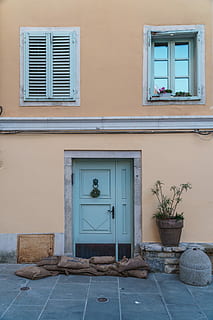 lukket, dør, vindue, blå, 2-panel, 2-dørs dør, sandsække, foran, hus, hjem, facade, skodder, bygget struktur, bygning udvendig, arkitektur, bygning, boligområde, potteplante, ingen mennesker, dag, plante, murbygningsfunktion, indgang, udendørs, natur, glas - materiale, væg, stueplante, 1080P, CC0, offentligt domæne, royaltyfrie