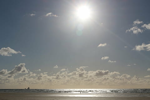 set de soare, plajă, ocean, nori, reflecţie, apus de soare, mare, răsărit, soare, apă, albastru, Cornwall, plajă de vară, zori de zi, locuri, Perranporth, amurg, cer, litoral, pitoresc, mal, lumina soarelui, nor - cer, rază de soare, natură, frumusețe în natură, scenice - natura, zi, orizont, orizontul peste apă, liniște, lentila flacara, în aer liber, o scenă liniștită, idilic, mediu inconjurator, luminos, 4K, CC0, domeniu public, fără drepturi de autor